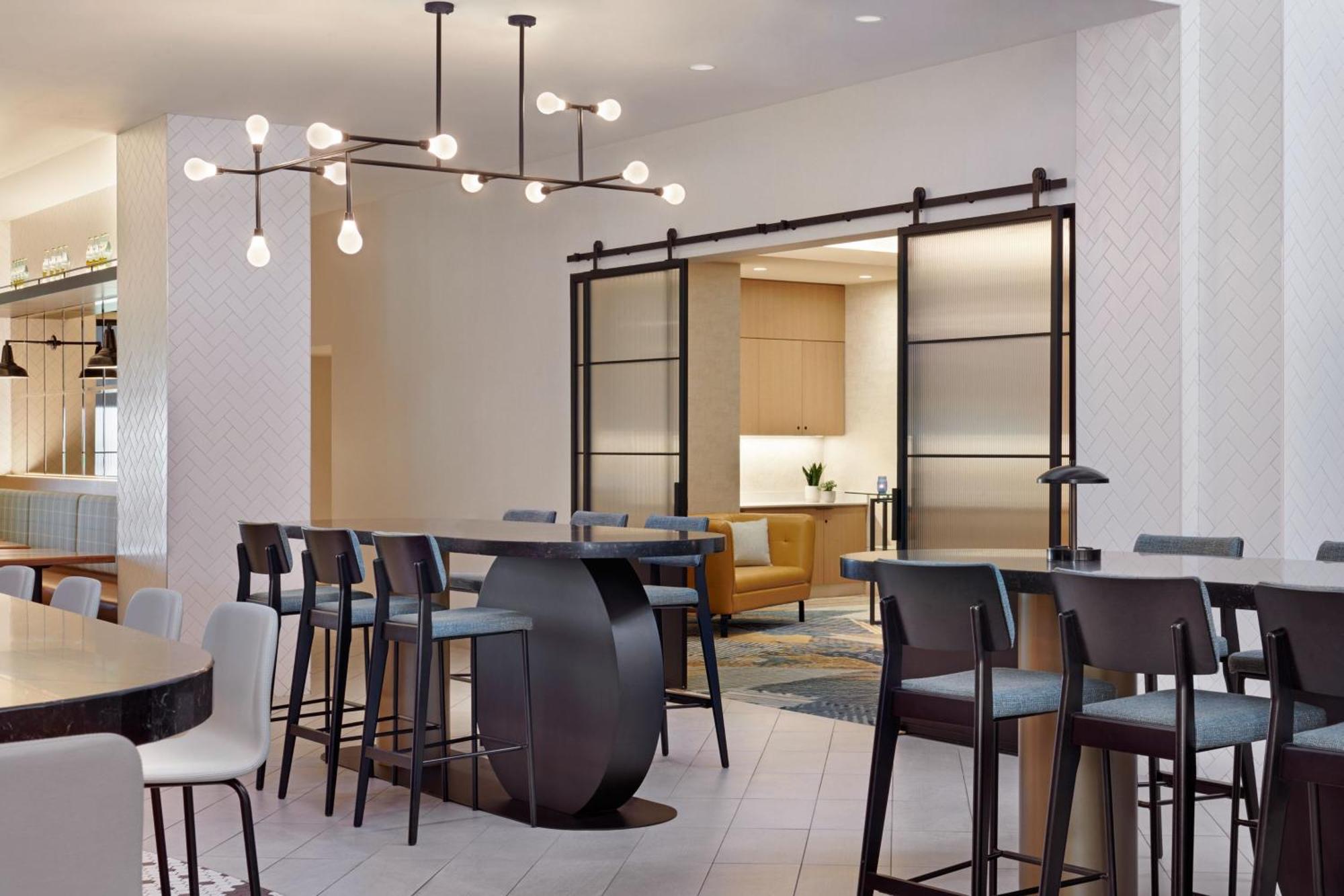 Hotel Delta Airport In-terminal Calgary