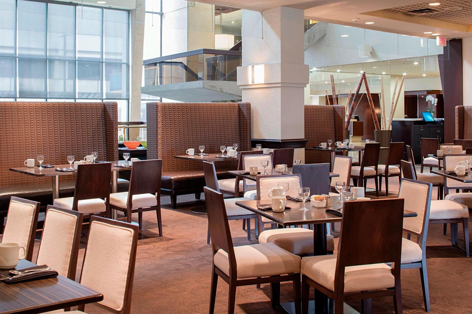 Hotel Delta Airport In-terminal Calgary